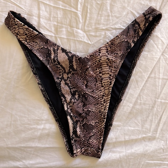 Frankie’s Bikini Snake print. Stormy Top and Sammy Bottoms. - Picture 3 of 5